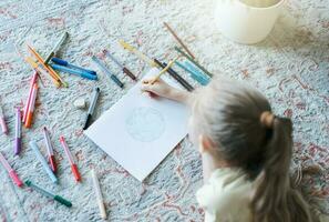 enfant fille dessin avec coloré des crayons photo