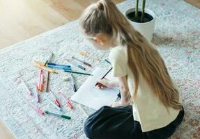 enfant fille dessin avec coloré des crayons photo