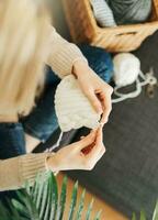 Jeune femme tricot chaud écharpe à l'intérieur photo