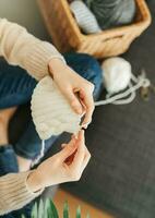 Jeune femme tricot chaud écharpe à l'intérieur photo