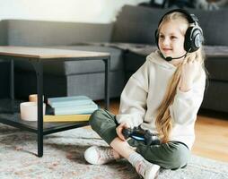 peu fille en jouant sur Jeux console photo