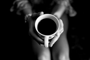 une tasse de café dans le mains de une fille, vue de le Haut. génératif ai photo