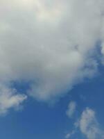 le blanc des nuages sur le bleu ciel sont parfait pour le Contexte. skyscape sur lombok île, Indonésie photo