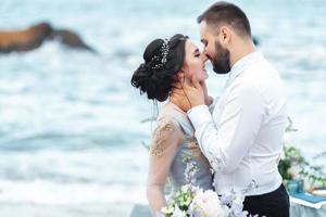 même couple avec une mariée dans une robe bleue à pied photo