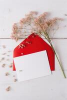 blanc et rouge salutation carte enveloppe maquette, minuscule floral décorations sur en bois table Haut. génératif ai. photo