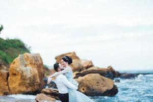 même couple avec une mariée dans une robe bleue à pied photo