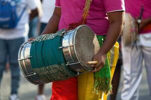 percussionniste en jouant avec une Dholak pendant le carnaval de grandiose boucan photo