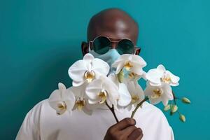 portrait de africain chauve homme portant masque et en portant magnifique blanc orchidée fleurs, génératif ai. photo