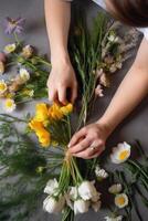 Haut vue fermer de femelle fleuriste création magnifique bouquet à lieu de travail, génératif ai. photo