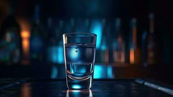 fermer vue de condensation boisson verre isolé sur table à foncé bleu lumière Contexte pour nuit faire la fête. génératif ai. photo