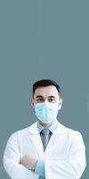 portrait de milieu vieilli Masculin médical professionnel portant masque sur gris Contexte. verticale bannière conception. génératif ai. photo