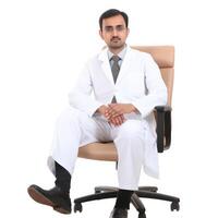 portrait de professionnel Masculin médecin ou pharmacien séance sur Bureau chaise, génératif ai. photo