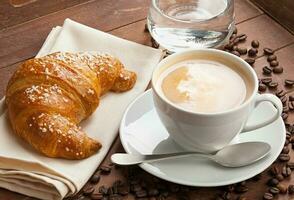 cappuccino avec croissant photo