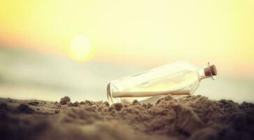 message dans une bouteille sur mer plage photo