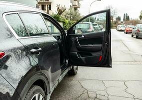 voiture porte de oublié ouvert. photo