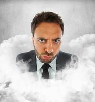 Jeune homme d'affaire dans le des nuages avec expression de indécision photo