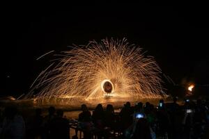 incroyable Feu spectacle sur le plage à sai kaew plage, mu koh samed , rayon ,Thaïlande photo