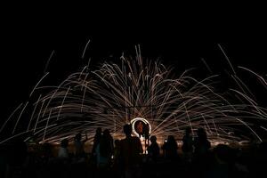 incroyable Feu spectacle à ao wong deuan koh samed île rayong Thaïlande photo