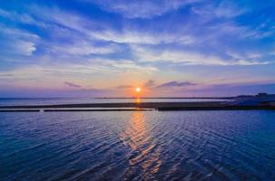 baie de tokyo avec beau ciel coucher de soleil photo