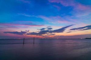 baie de tokyo avec beau ciel coucher de soleil photo