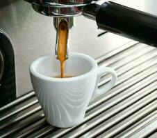 Expresso machine fabrication une tasse de café. photo