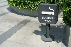 fumeur zone signe. ouvert jardin zone pour fumeur. photo