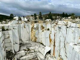 abandonné marbre carrière buguldeyka sur le rive de Lac baïkal, Russie photo