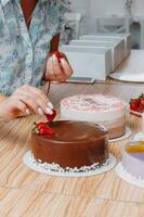 une pièce de Chocolat gâteau dans le couper. préparation de mousse gâteau à une culinaire Maître classe. cuisine à maison, fait maison nourriture photo