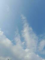 beaux nuages blancs sur fond de ciel bleu profond. de grands nuages doux et moelleux couvrent tout le ciel bleu. photo