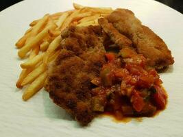 pané saucisse schnitzel avec côté vaisselle photo