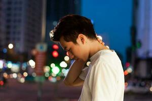 asiatique homme portrait dans le rue à nuit photo