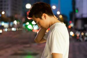 asiatique homme portrait dans le rue à nuit photo