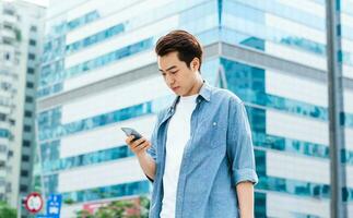 asiatique homme en marchant sur le rue photo