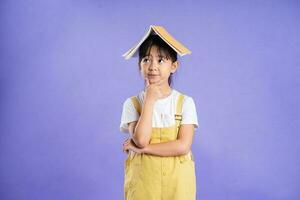 mignonne asiatique écolière posant sur violet Contexte photo