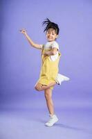 mignonne asiatique bébé fille posant sur violet Contexte photo