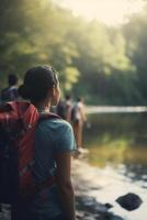 explorant le en plein air groupe randonnée et camping par le rivière avec sacs à dos ai généré photo
