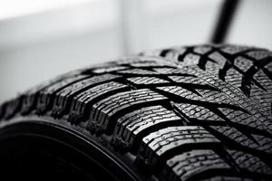 Pile de nouveaux pneus de voiture haute performance