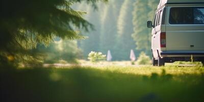 sur le route avec notre campeur van une ensoleillé périple par vert les forêts ai généré photo