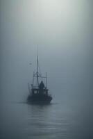 Matin brouillard sur le océan une bateau de pêcheur à lever du soleil ai généré photo