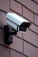 surveillance caméra monté sur une mur pour renforcée Sécurité les mesures ai généré photo