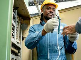 homme Masculin la personne gens noir Sud africain porter Jaune Orange Couleur casque bleu uniforme technique employé ingénieur construction entretien industrie mécanicien sécurité outil tenir Tournevis équipement photo