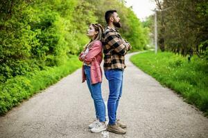 couple est ayant des difficultés dans leur relation. elles ou ils sont tous les deux offensé et en colère. conceptuel image. photo