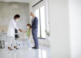 petit-enfant et grand-parent dans le cabinet du médecin avec espace de copie photo