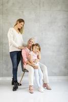 grand-mère, mère et enfant photo