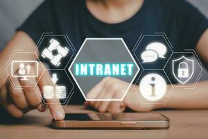 intranet concept, la personne émouvant sur intelligent téléphone avec intranet icône sur virtuel filtrer. photo