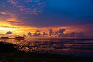 scène de magnifique crépuscule ciel et le plage photo