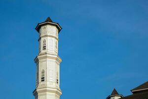 purwakarta, 05 mai 2023 - vue de le minaret de le tajug gede cilodong mosquée contre une bleu ciel comme une arrière-plan, situé dans cilodong, purwakarta photo