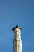 purwakarta, 05 mai 2023 - vue de le minaret de le tajug gede cilodong mosquée contre une bleu ciel comme une arrière-plan, situé dans cilodong, purwakarta photo