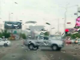 pluie gouttes sur le pare-brise circulation sur une pluvieux journée photo