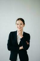 souriant caucasien Jeune femme d'affaires banque employé ouvrier directeur patron PDG à la recherche à caméra, en utilisant tablette, portable et bloc-notes en ligne isolé dans blanc Contexte photo